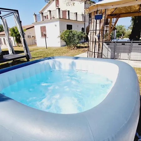 Country Chic Antico Casale - Piscina Idromassaggio Lettini, Solarium, Cinema Experience, Wifi, Parcheggio Апартаменты